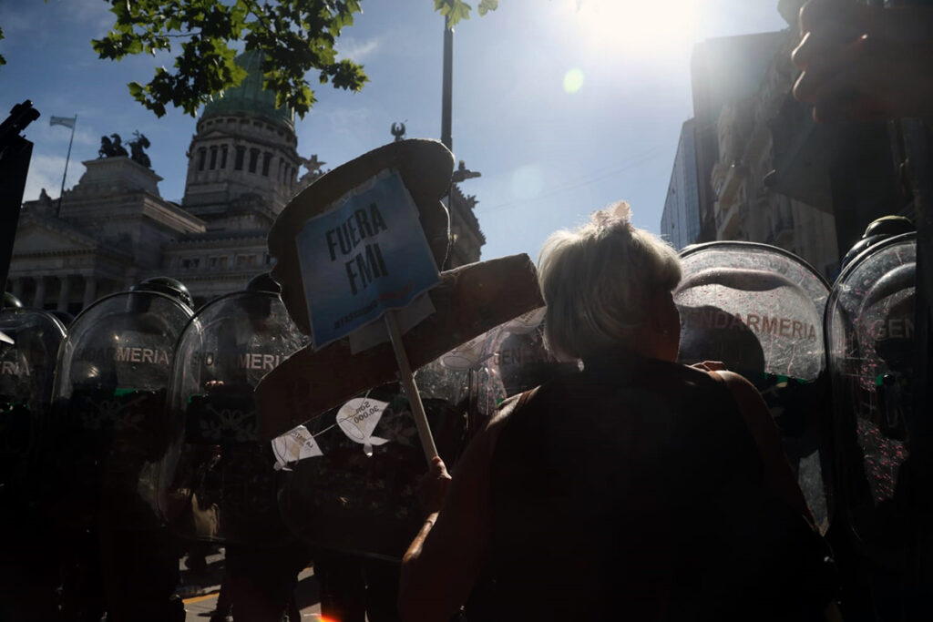 Nueva represión policial a la marcha de los jubilados frente al Congreso 2 Nueva represión policial a la marcha de los jubilados frente al Congreso