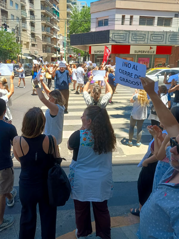Familias y docentes realizaron un nuevo abrazo a una escuela porteña afectada por el cierre de grados