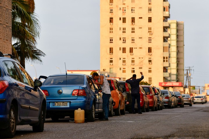 Conductores hacen fila para comprar combustible en una gasolinera en La Habana, Cuba. Foto Reuters