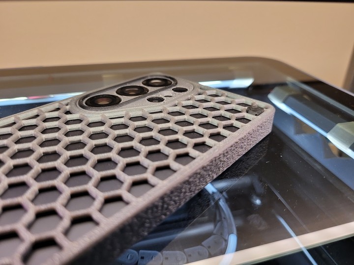 Una funda para celulares impresa con el material PETG (Polietileno Tereftalato Glicol).