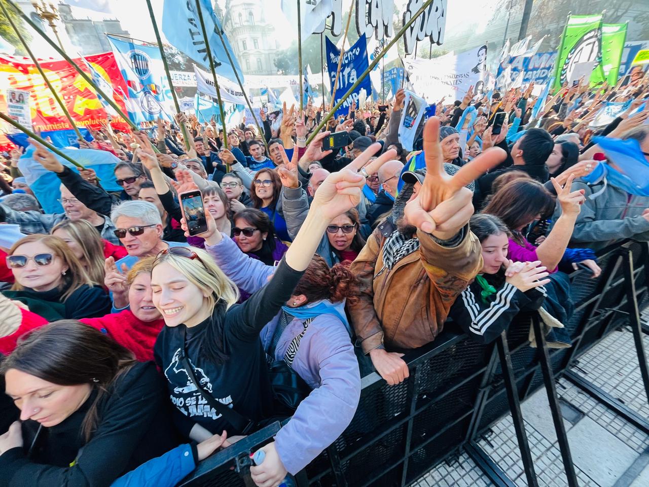 "Ajústense el cinturón": Milei cierra el año sobrado y con el PJ en clima de asamblea