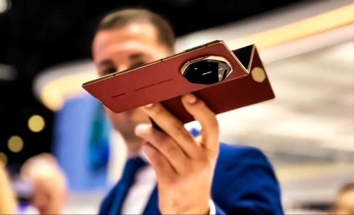 El súper Huawei Mate XT Ultimate Design con tres pantallas.