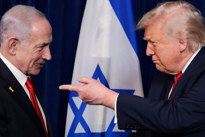 Donald Trump y el primer ministro de Israel Benjamin Netanyahu, durante una reunión en la residencia de Mar-a-Lago, en Florida, este lunes. Foto: REUTERS