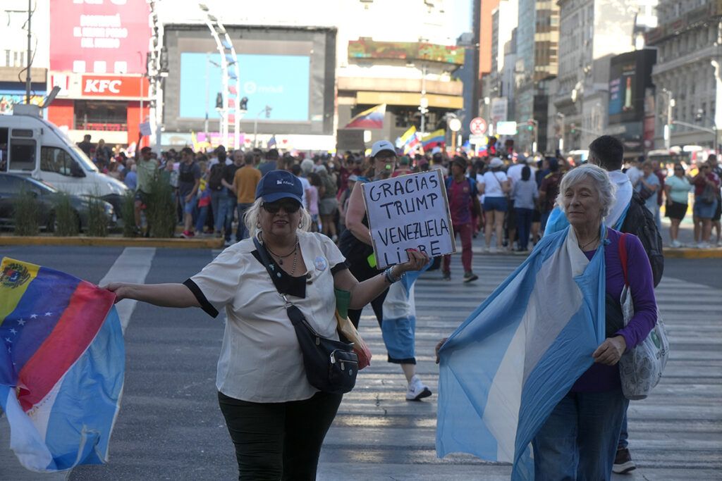 Venezuela en Buenos Aires: repudio ante la embajada yanqui y festejo en el Obelisco