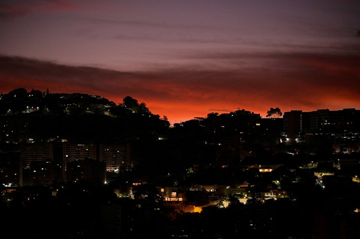 El amanecer del sábado en Caracas, luego del ataque aéreo de Estados Unidos. Foto:  REUTERS 