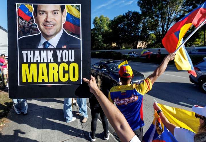 Venezolanos en Miami celebran la caputura de Nicolás Maduro y agradecen al jefe de la diplomacia de EE.UU., Marco Rubio, este domingo. Foto: EFE 