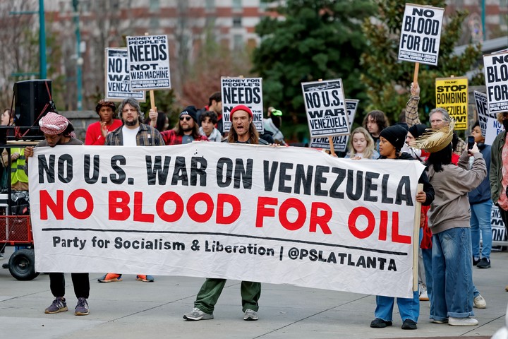 Una marcha en Atlanta, Estados Unidos, este domingo, contra la operación contra Nicolás Maduro en Venezuela. Foto: EFE  