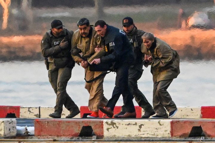 Maduro y Flores son conducidos al tribuanl. Foto: EFE