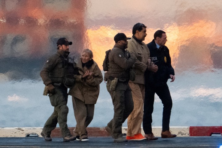 La pareja fue transportada bajo custodia armada temprano el lunes desde la cárcel de Brooklyn. Foto: Reuters