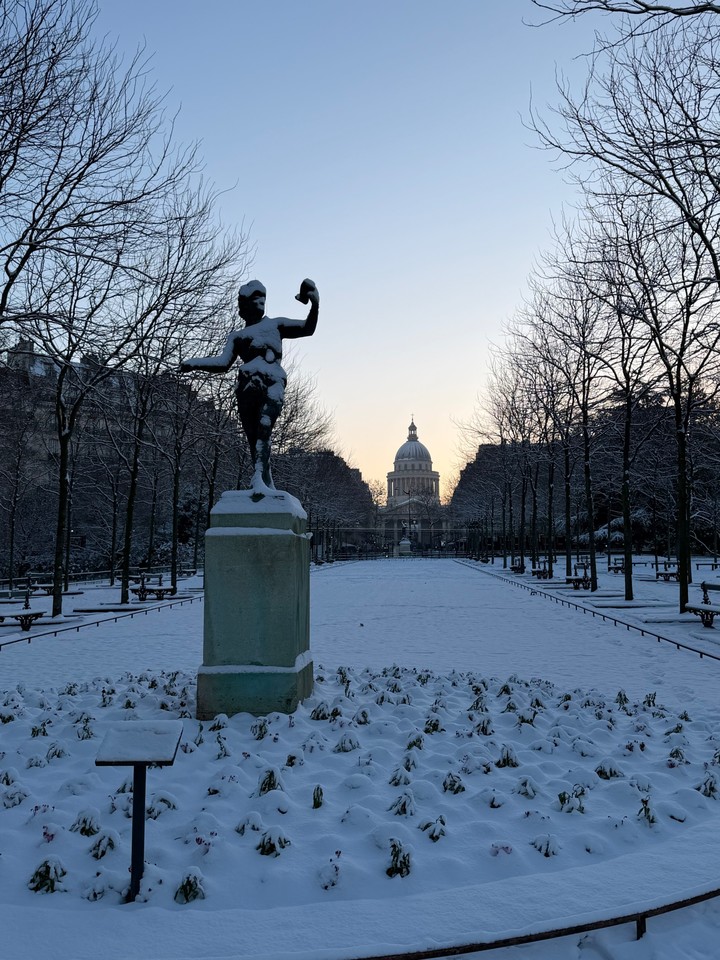 Los Jardines de Luxemburgo cubiertos de nieve en París.