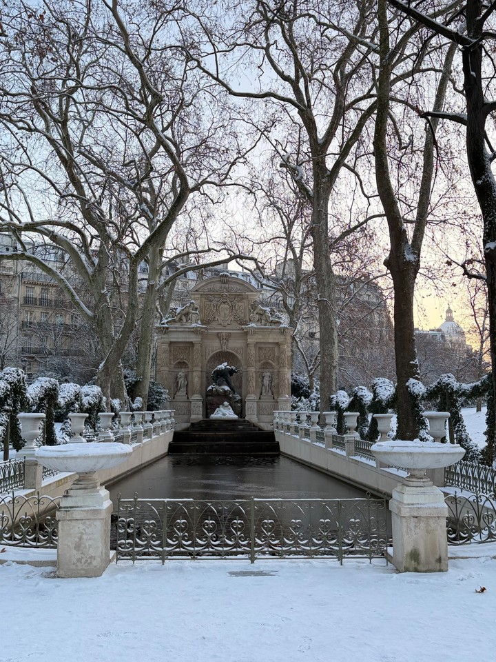 Los Jardines de Luxemburgo cubiertos de nieve en París.