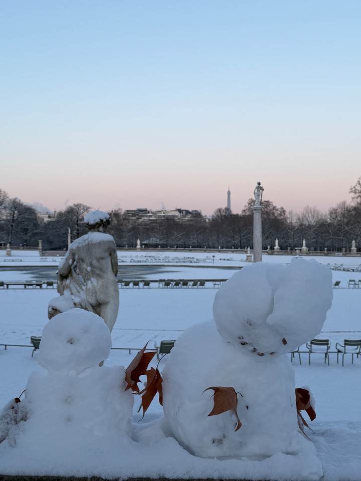 Los Jardines de Luxemburgo cubiertos de nieve en París.