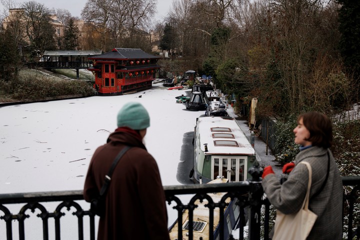 El Regent's Canal, en Londres, congelado por la tormenta de frío. Foto EFE
