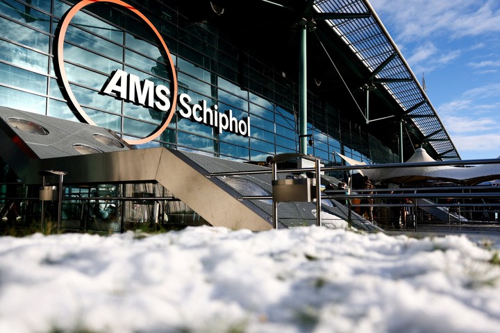 La nieve acumulada en la entrada del Aeopuerto de Schiphol en Amsterdam, este martes. Foto REUTERS/Piroschka van de Wouw