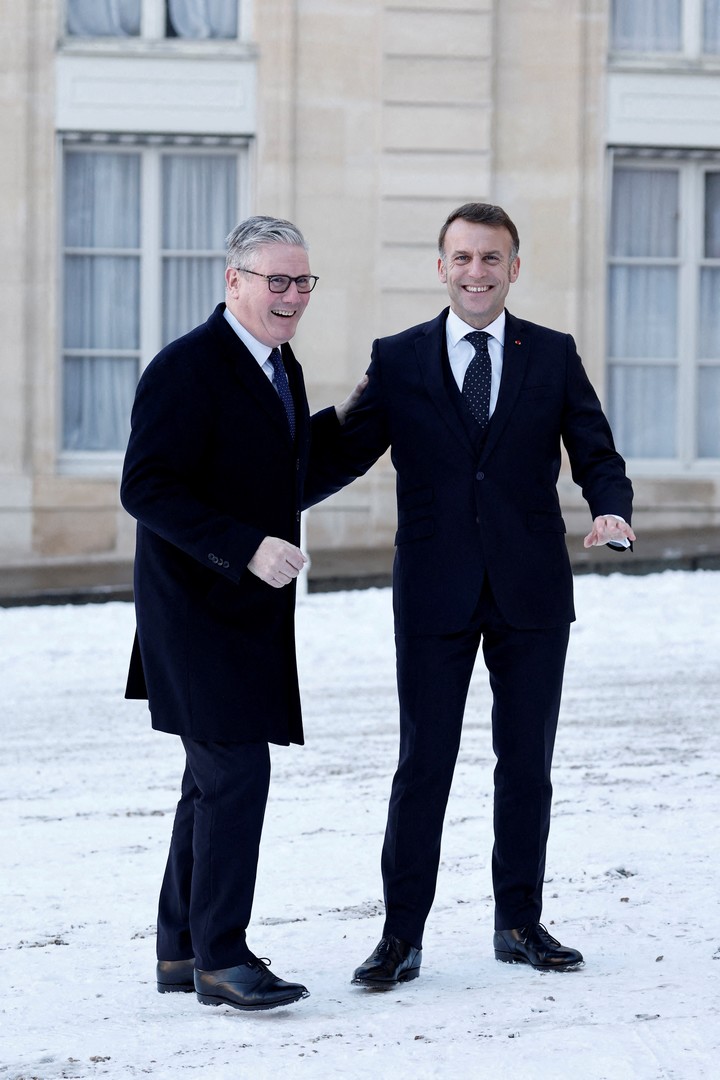 Emmanuel Macron recibió al primer ministro británico Keir Starmer en el Palacio del Elíseo, bajo nieve. Foto Reuters