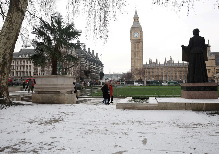 Nieve en el Parlamento en Londres. Foto REUTERS/Toby Melville