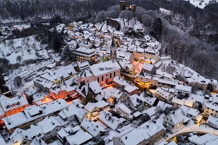 Techos cubiertos de nieve en las afueras de Frankfurt, en Alemania, este martes. Foto AP