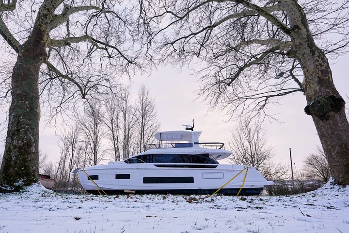 Un yate de lujo, varado y extraído del río Rin. Foto AP
