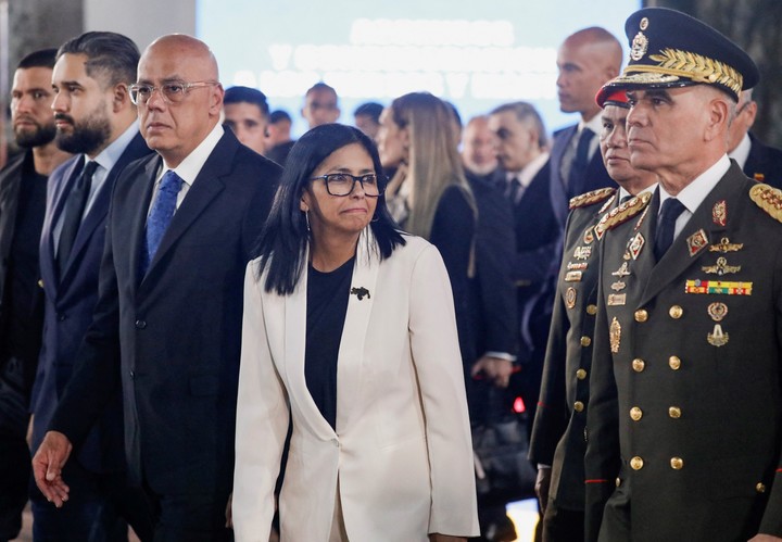 Delcy Rodríguez y el ministro de Defensa de Venezuela, Vladimir Padrino López, durante un acto militar el jueves en Caracas. Foto: REUTERS 