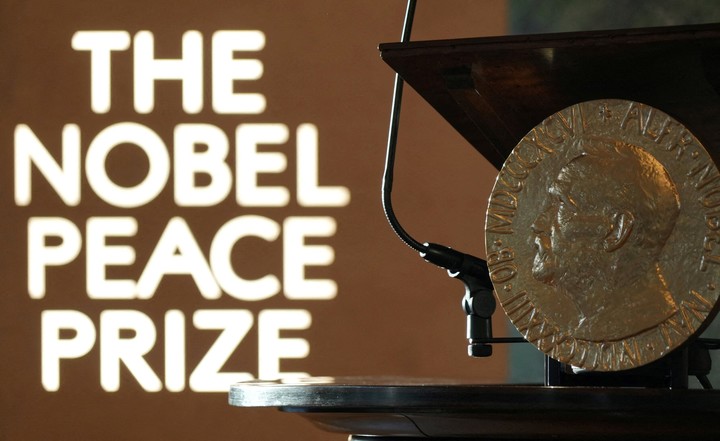 Réplica de la medalla del Nobel de la Paz, en Oslo. Foto Reuters