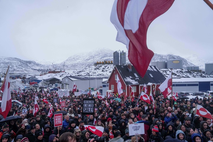 Una protesta en frente al consulado de EE.UU. en Nuuk, la capital de Groenlandia, contra la venta de la isla a Estados Unidos. Foto: AP 