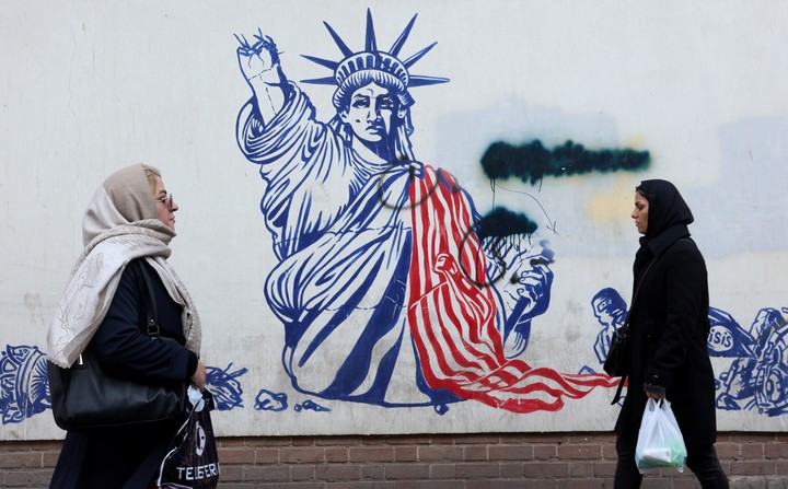Un mural contra Estados Unidos en una calle de Teherán, este sábado. Foto: EFE  