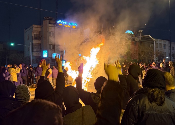 Una noche de protestas contra el régimen iraní, el 9 de enero en Teherán. Foto: AP 