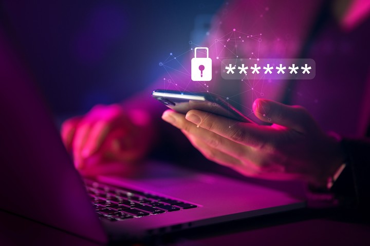 Stalkerware, contraseñas, malware y robo de claves. Foto: Shutterstock