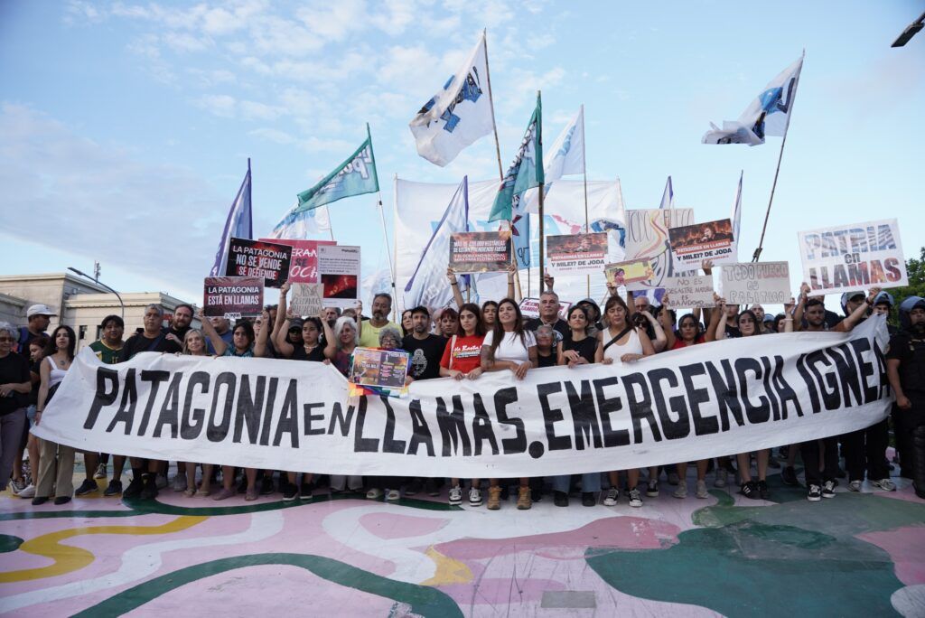Ambientalistas protestaron contra el Gobierno por la inacción ante los incendios