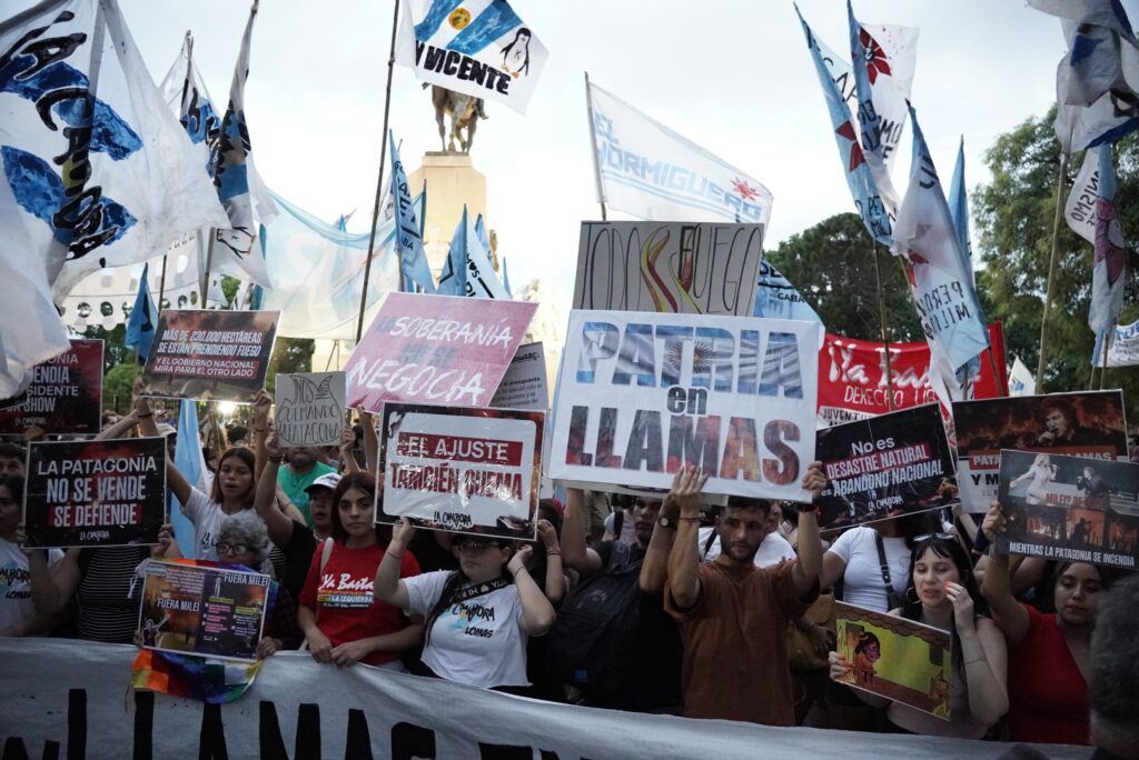 Ambientalistas protestaron contra el Gobierno por la inacción ante los incendios