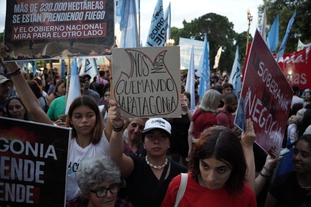 Ambientalistas protestaron contra el Gobierno por la inacción ante los incendios