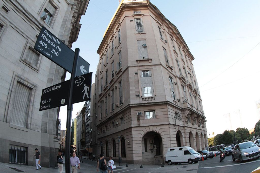 Críticas a la Justicia por no habilitar la feria para tratar el DNU de Milei que habilita a la SIDE a detener sin orden judicial