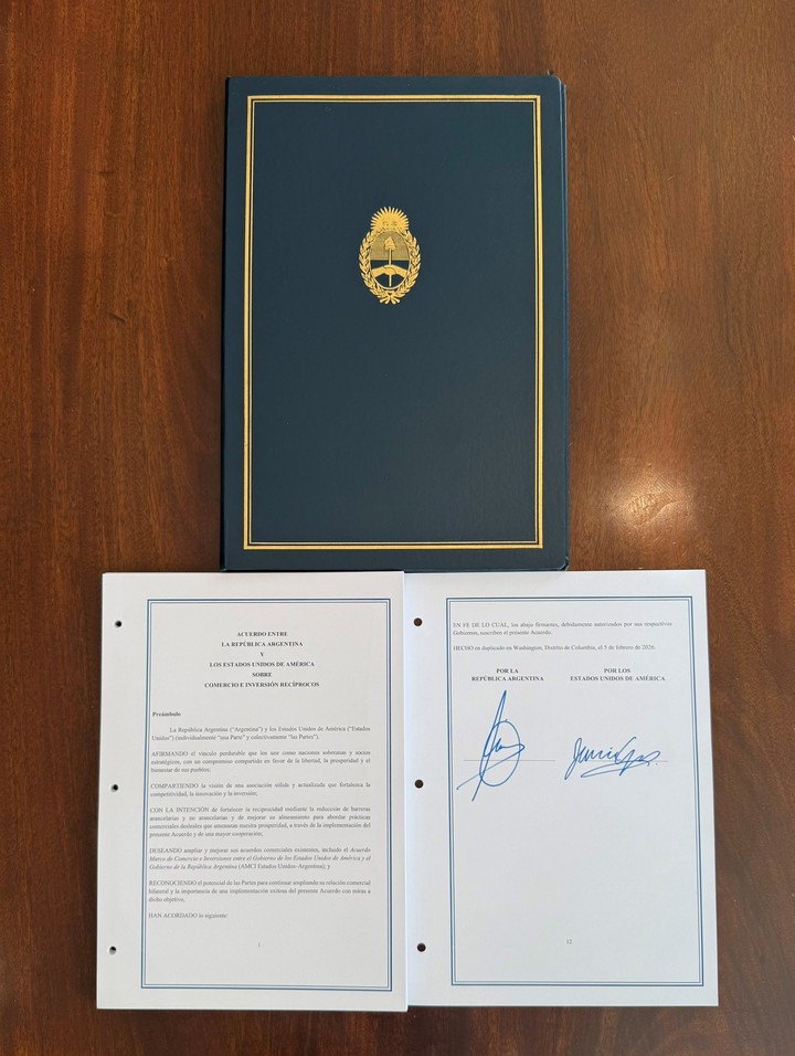 El canciller Quirno mostró el principio y el final del acuerdo que firmó Argentina con Estados Unidos. Foto X