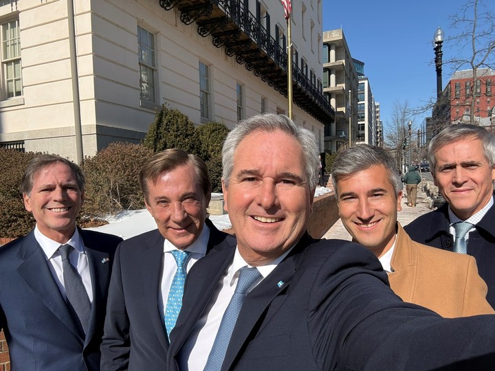 La foto de Pablo Quirno tras firmar el acuerdo de comercio e inversiones.