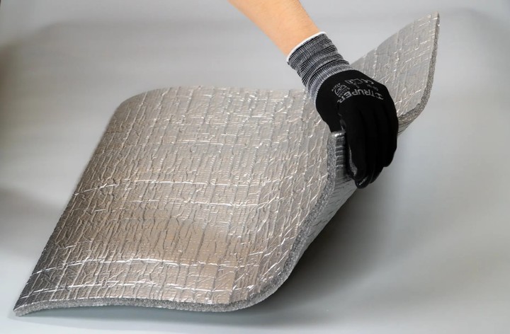 Aislante térmico reflectivo de aluminio, una de las soluciones para bajar la temperatura de los ambientes.