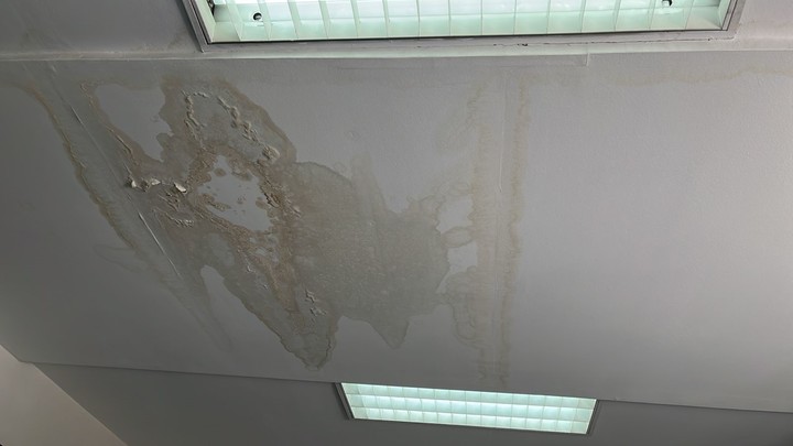 Humedad y deterioro en los ambientes.