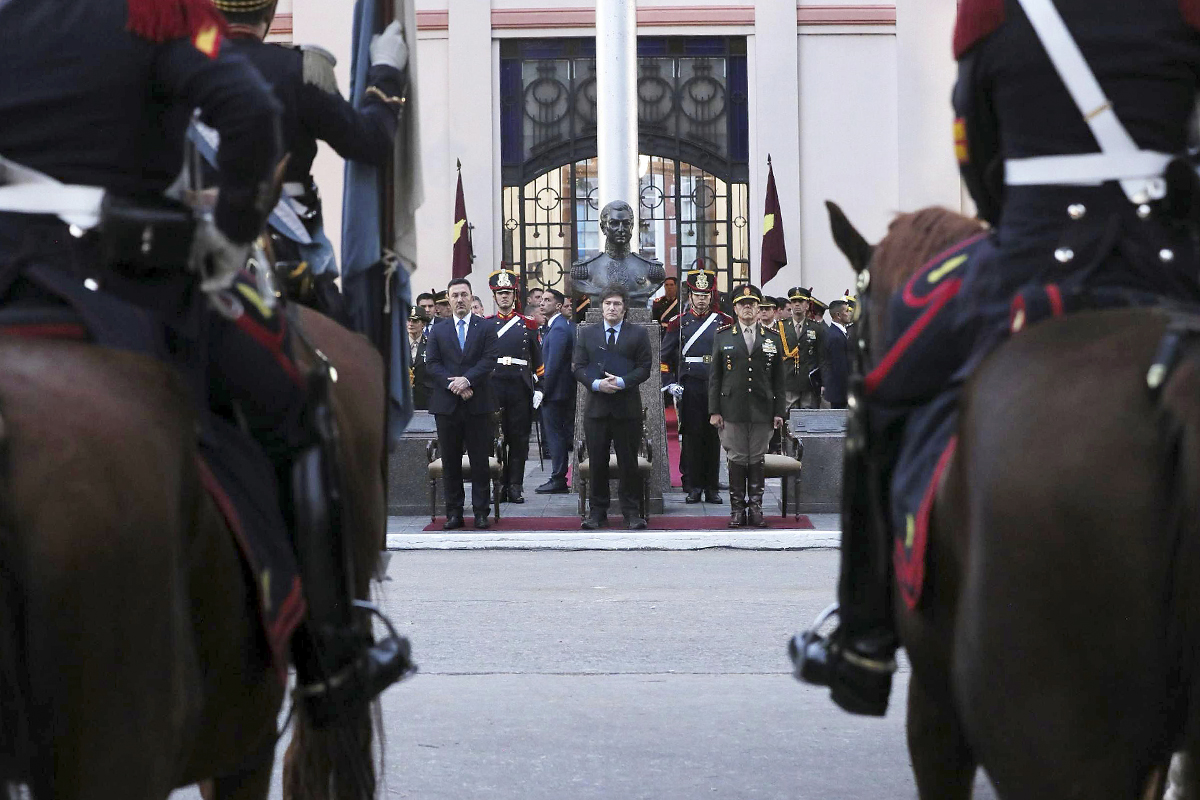El sable como trofeo: Milei y un acto en San Lorenzo marcado por el uso político del bronce