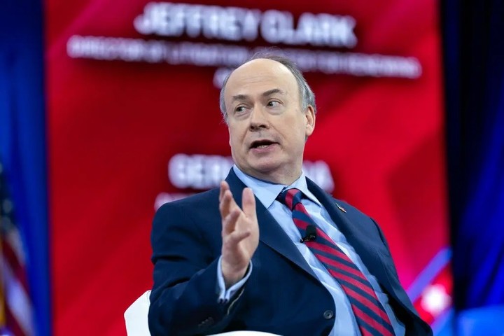 Durante su etapa en el Departamento de Justicia, Jeffrey Clark defendió que la Ley de Aire Limpio no otorgaba a la EPA la facultad de regular los gases de efecto invernadero. Foto José Luis Magana/Associated Press.