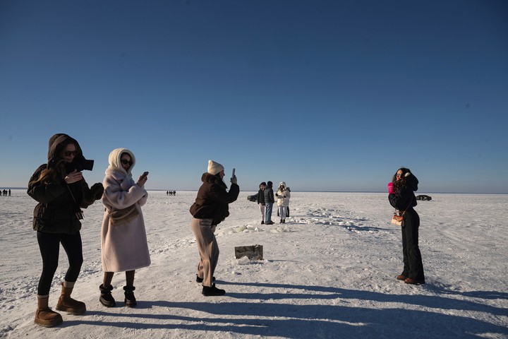 Haciendo selfies durante la rave. «Es muy importante levantar el ánimo para que la gente quiera seguir viviendo», dijo uno de los asistentes a la fiesta.