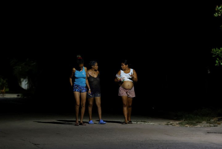 Chicas caminando en plena oscuridad por una calle de La Habana  EFE