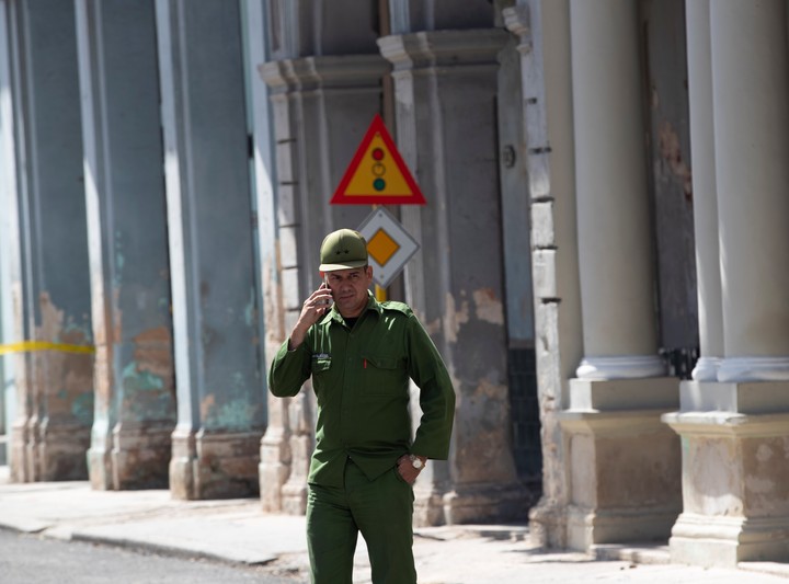 Un militar cubano habla por teléfono cerca del Hotel Caribbean. Foto EFE