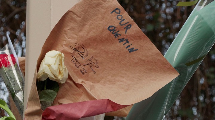 Un ramo de flores recuerda al joven de extrema derecha Quentin Deranque, de 23 años, en el lugar donde fue atacado a golpes, en Lyon, Francia. Foto: EFE 