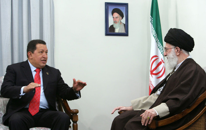 El ayatollah Ali Jamenei con el entonces presidente de Venezuela, Hugo Chávez, en Teherán en 2009. Foto: AP  