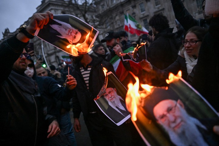 Manifestantes queman retratos del líder supremo Alí Jamenei durante una protesta contra el régimen islámico en Londres, días atrás. Foto: REUTERS