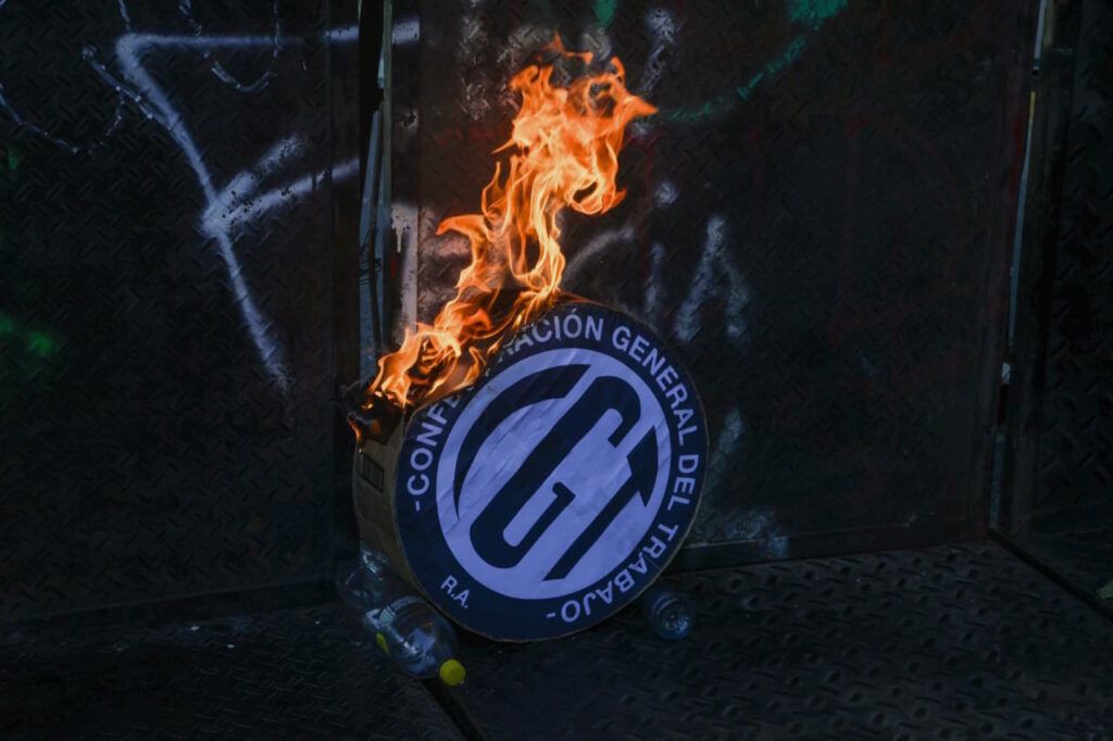 "Que se vayan todos": entre el Congreso militarizado y el sudor de los que pelean 3 "Que se vayan todos": entre el Congreso militarizado y el sudor de los que pelean