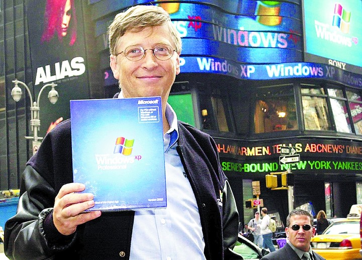 Bill Gates, durante el lanzamiento de Windows XP en 2001. Foto: Archivo Clarín