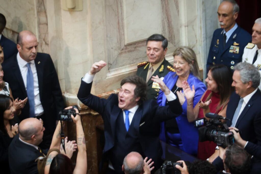 Una asamblea picante, monopolizada por la militancia libertaria y sus barras