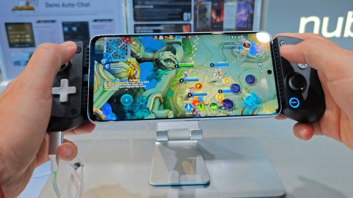 Un celular para jugar videojuegos en pantalla grande.