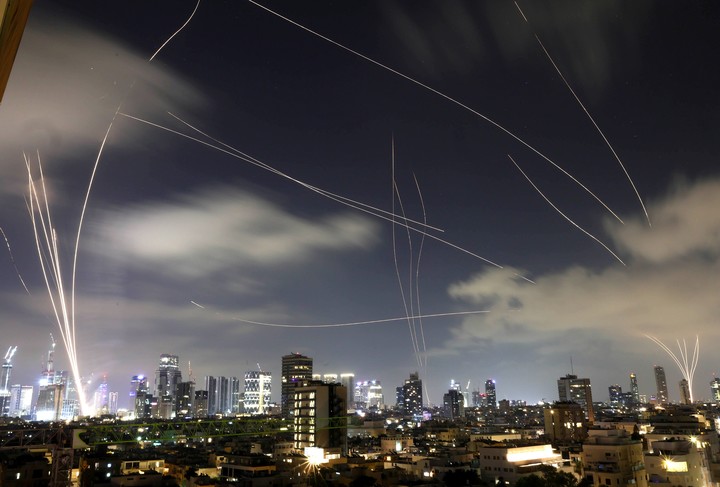 Vista del sistema de defensa israelí la Cúpula de Hierro interceptando misiles iraníes que caían sobre Tel Aviv, en 2025, durante la guerra de los doce días. Foto: EFE/ Abir Sultan