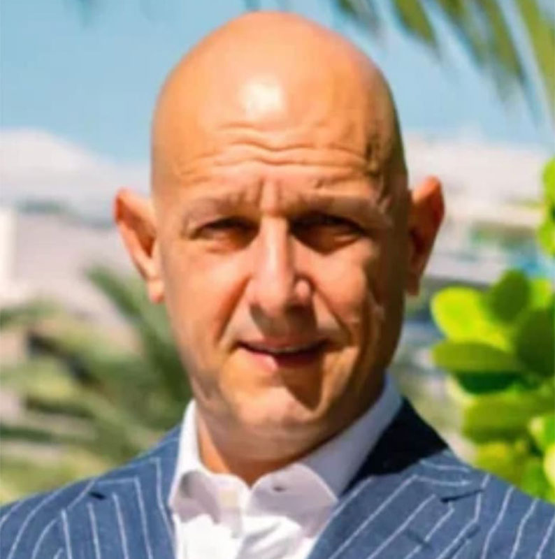 Adorni y la trama oscura que rodea a los viajes de funcionarios en aviones privados